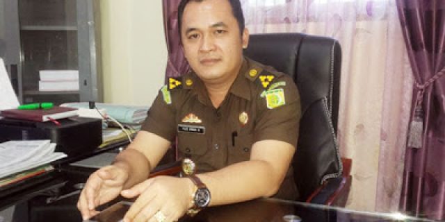 Timelinus Nazara dan Rozaman Lase Ditahan Kejari Gunungsitoli 