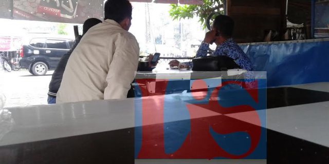 Masih Jam Kantor, 3 PNS Ini Asyik Nelpon dan Minum Kopi Diwarung