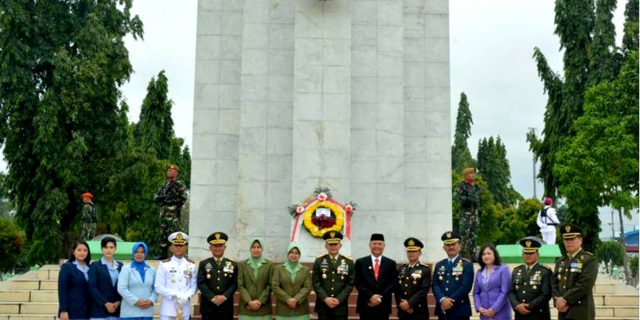 Pangdam l/BB Pimpin Ziarah Rombongan di Makam Pahlawan Medan Pangdam l/BB Pimpin Ziarah Rombongan di Makam Pahlawan Medan