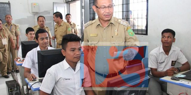 Akhyar Tinjau UN Berbasis Komputer di SMK Negeri 2 Medan
