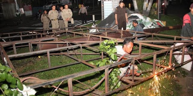 2 Baliho di Jalan Tritura Medan Dibongkar