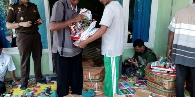 Danramil 02/ Balai Selasa Salurkan Bibit Padi dan Jagung Kepada Kelompok Tani