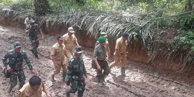 Babinsa Koramil Labuhan Bilik Tinjau Lokasi Karya Bhakti