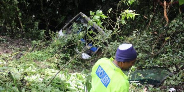 Bus Pengangkut Mahasiswa Unimed Masuk Jurang