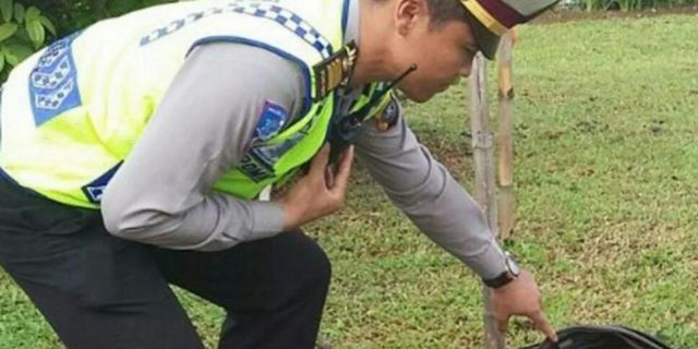 Petugas Kebersihan Temukan Tas Coklat Berisikan Ganja Kering di SPBU