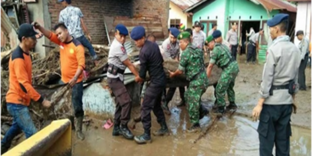 Prajurit Kodam l/BB Bantu Penanggulangan Bencana Alam Banjir di Padang Sidempuan   