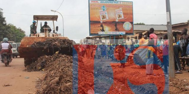 Pasukan Garuda Bersihkan Lumpur Yang Menumpuk di Saluran Air