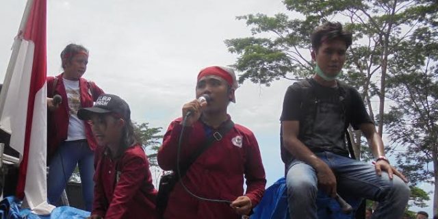 Ratusan Mahasiswa Geruduk Kampus STIE Pembnas