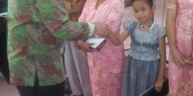 Ketua Komite SD Lasara Lafau Berikan Bantuan Kepada Anak Yatim Piatu