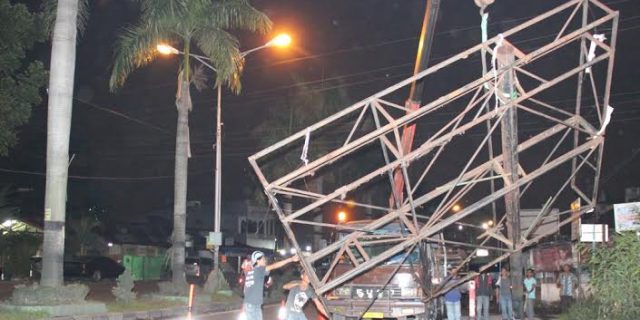 4 Papan Reklame Liar Dibongkar