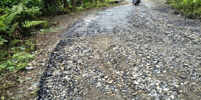 Pengaspalan Jalan Asal Jadi, Warga : Akan Kami Laporkan Kepada Penegak Hukum