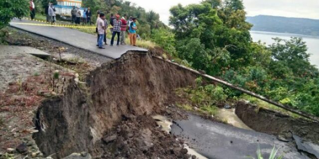 Akses Jalan Putus Total, Polisi : Warga Agar Tetap Waspada Longsor Susulan