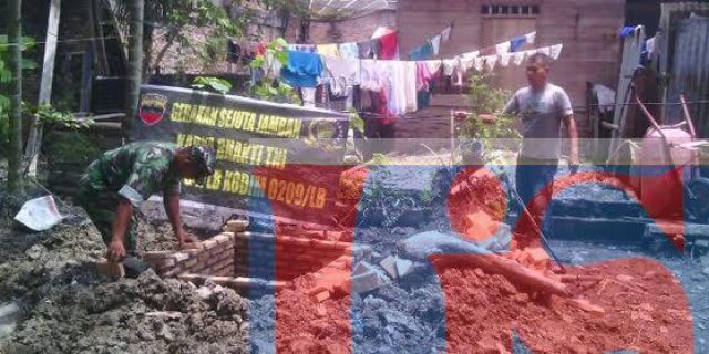 Babinsa Langga Payung Bantu Masyarakat Buat Jamban