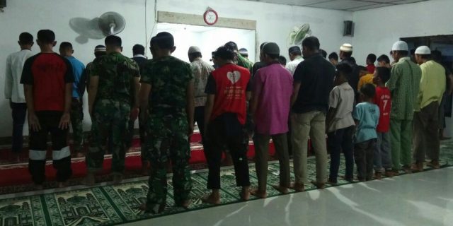 Jenderal Bintang Dua dan Kodim 0201/BS Sholat Bersama Dengan Warga