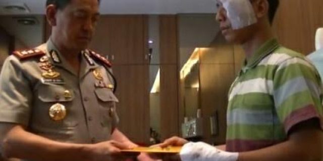 Tendang Penjambret, Kapolres Deli Serdang Beri Penghargaan Kepada Monang