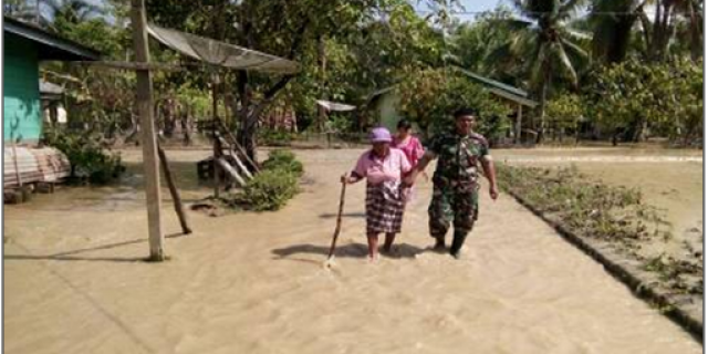 Anggota Koramil 02/Kota Sidempuan Bantu Korban Banjir