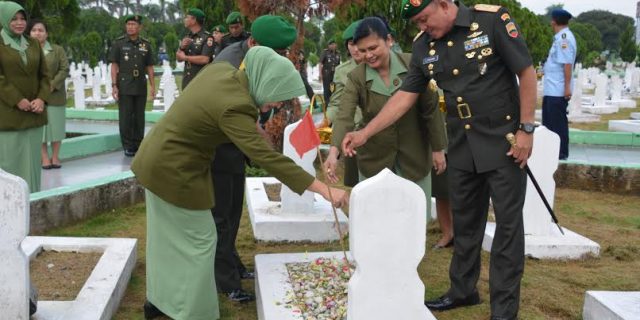 Pangdam I/BB Pimpin Ziarah Rombongan di Taman Makam Pahlawan Medan