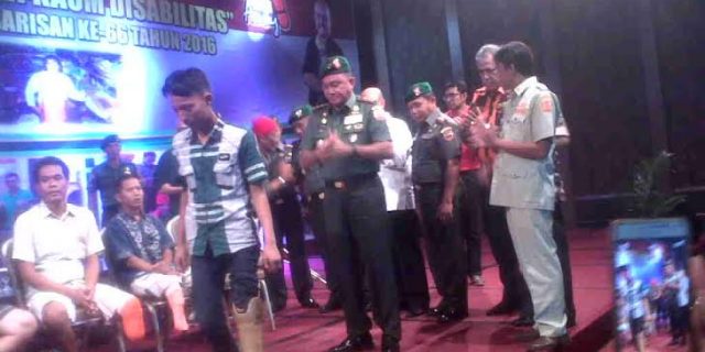 Kick Andy Show Hibur Ribuan Warga Medan dan Pangdam 1/BB Kick Andy Show Hibur Ribuan Warga Medan dan Pangdam 1/BB