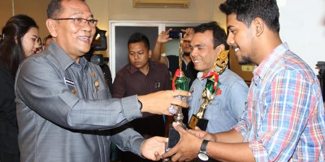 PJ Walikota Medan Serahkan Piala dan Hadiah Kepada Pemenang Lomba Foto Grafi