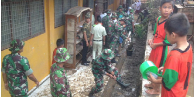 Kodim 0212/TS Laksanakan Gotong Royong Bersama Warga