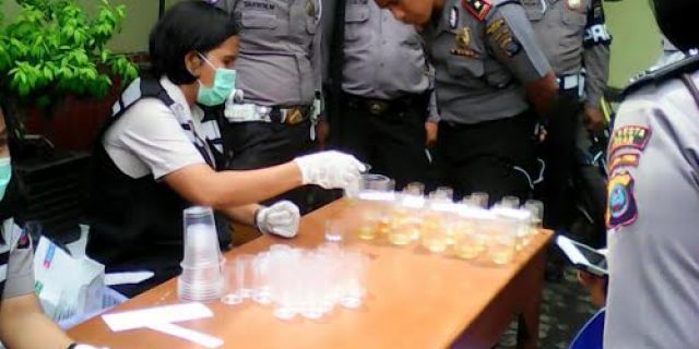 Puluhan Personil Polsek Medan Barat di Tes Urine Propam Poldasu