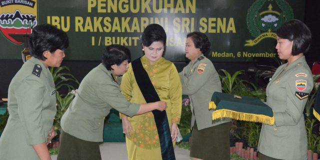 Ny. Mathilda Lodewyk Pusung Dikukuhkan Sebagai Ibu Raksakarini Sri Sena l/BB