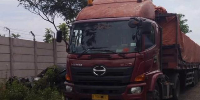 Lagi Ganti Ban, Supir dan Kernet Truk Ini Tewas Ditabrak